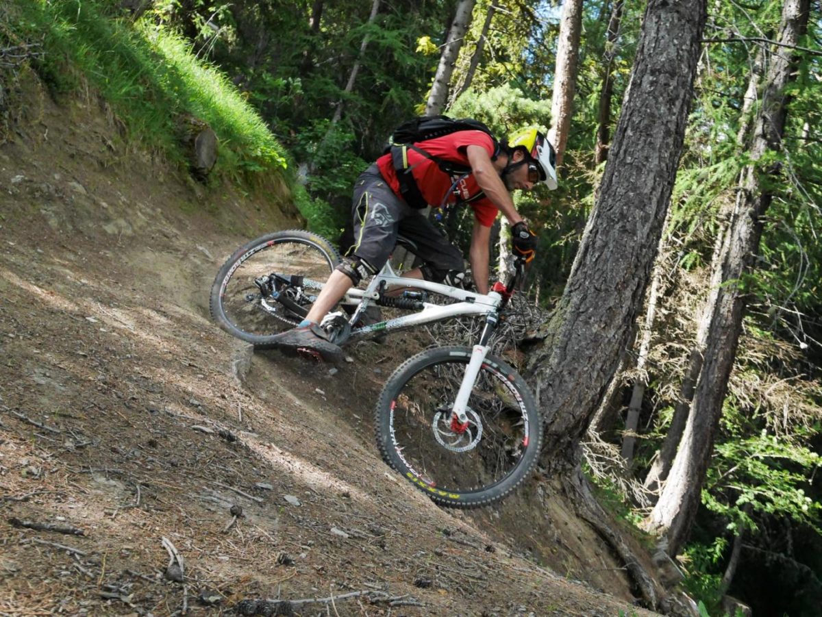 VTT enduro dans la combe du Bras à l'Alpe d'Huez