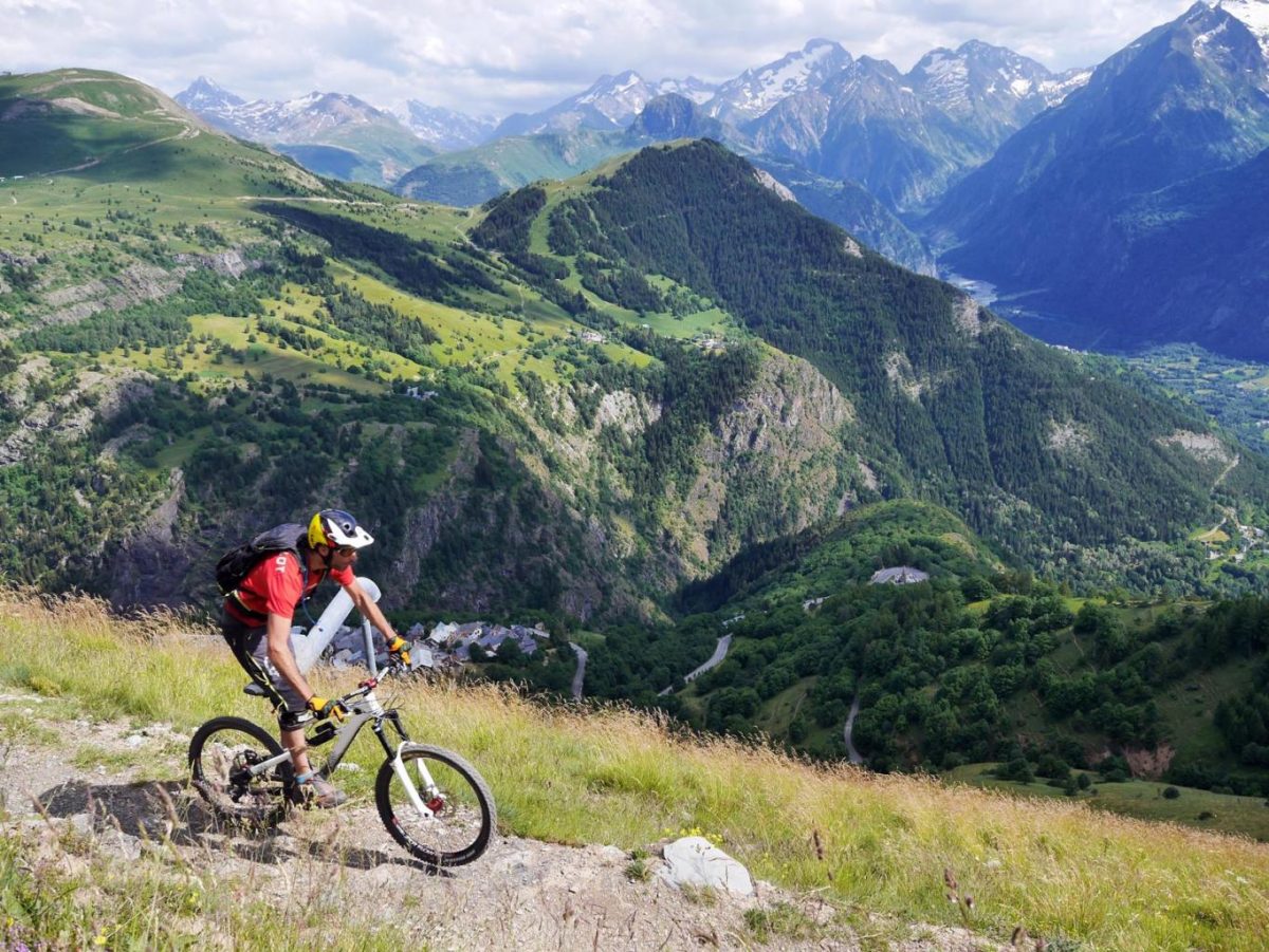 VTT enduro dans la combe du Bras à l'Alpe d'Huez