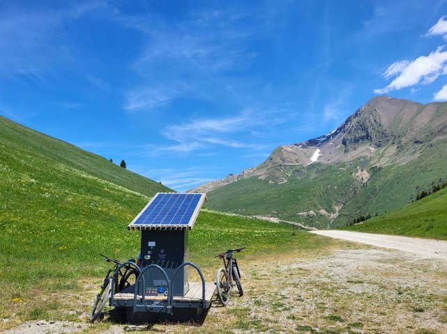 Oplaadpunt onderaan de Col de Cluy